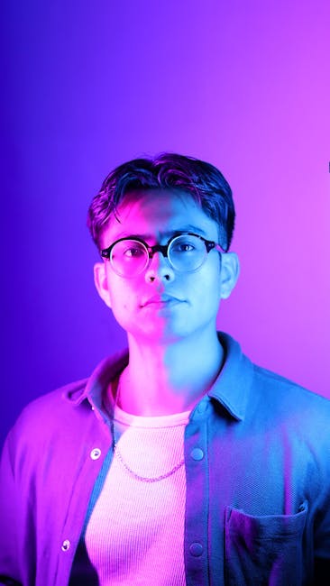 नियोन लाइट्स में क्रिएटर का स्टाइलिश पोर्ट्रेट